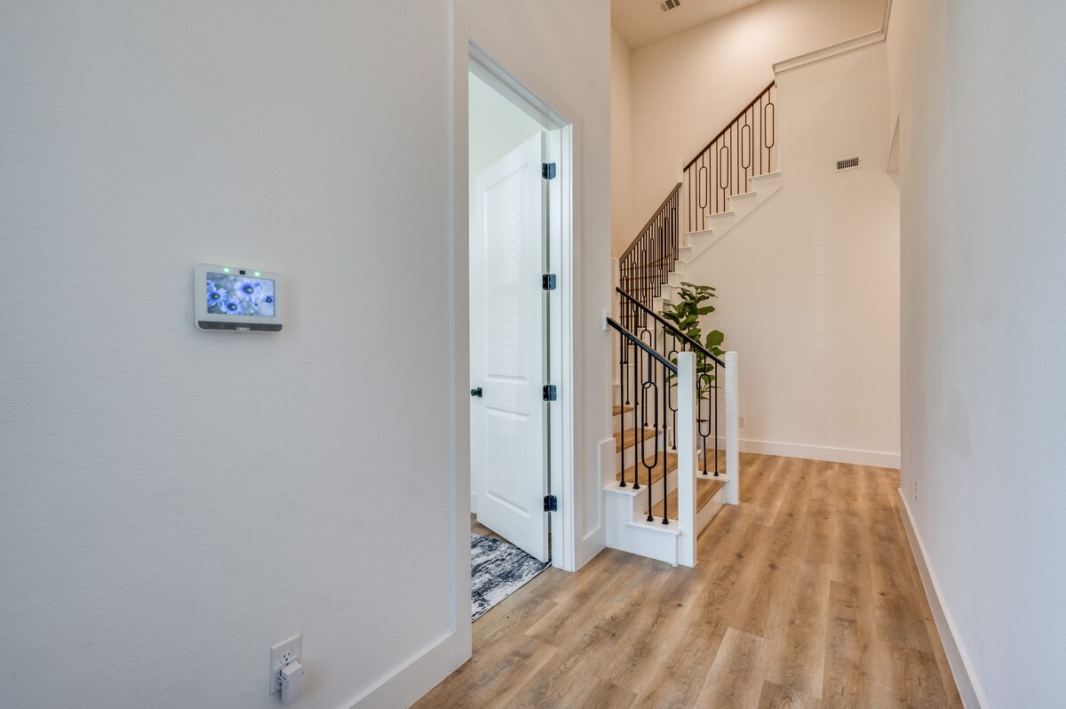 Luxury Love Field Medical District Dallas Retreat — photo 4