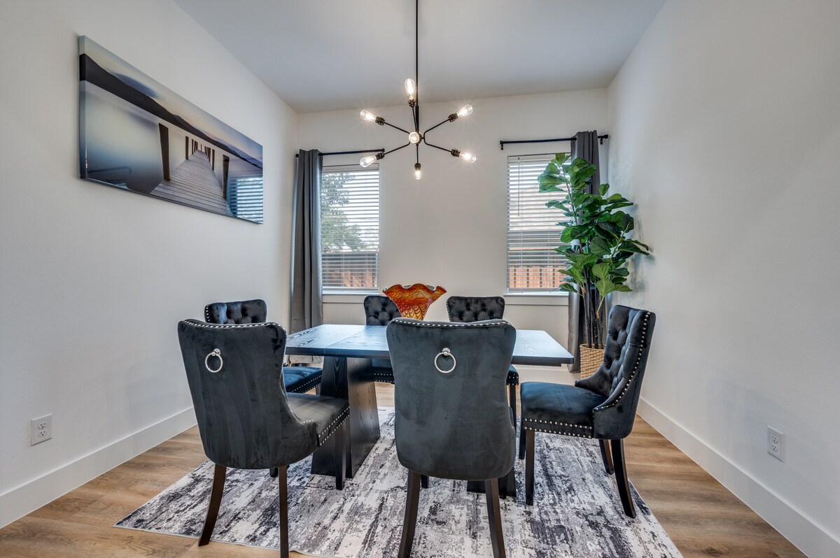 Luxury Love Field Medical District Dallas Retreat — photo 5