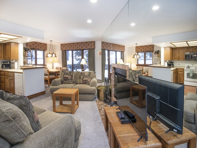 Vail Village Condo, Steps to Gondola One — photo 2