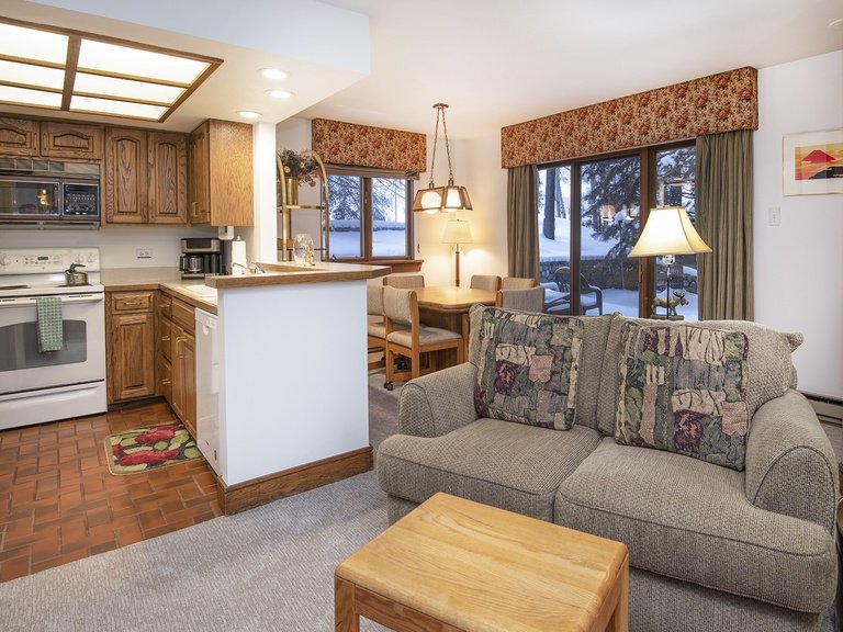 Vail Village Condo, Steps to Gondola One — photo 3
