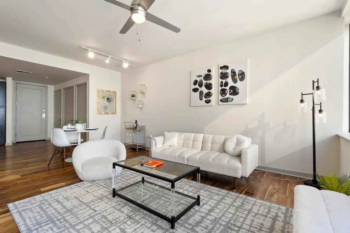 Skyline Luxury High-Rise | Top Floor +Free Parking — photo 2