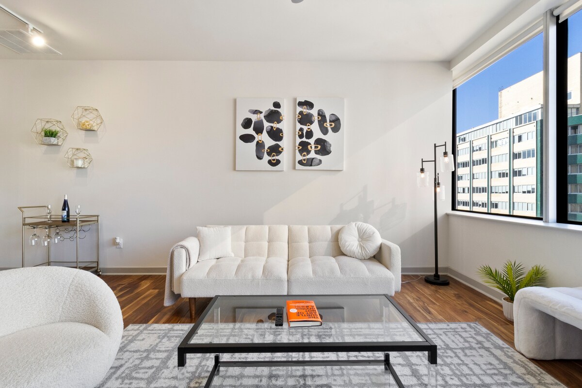 Skyline Luxury High-Rise | Top Floor +Free Parking — photo 3