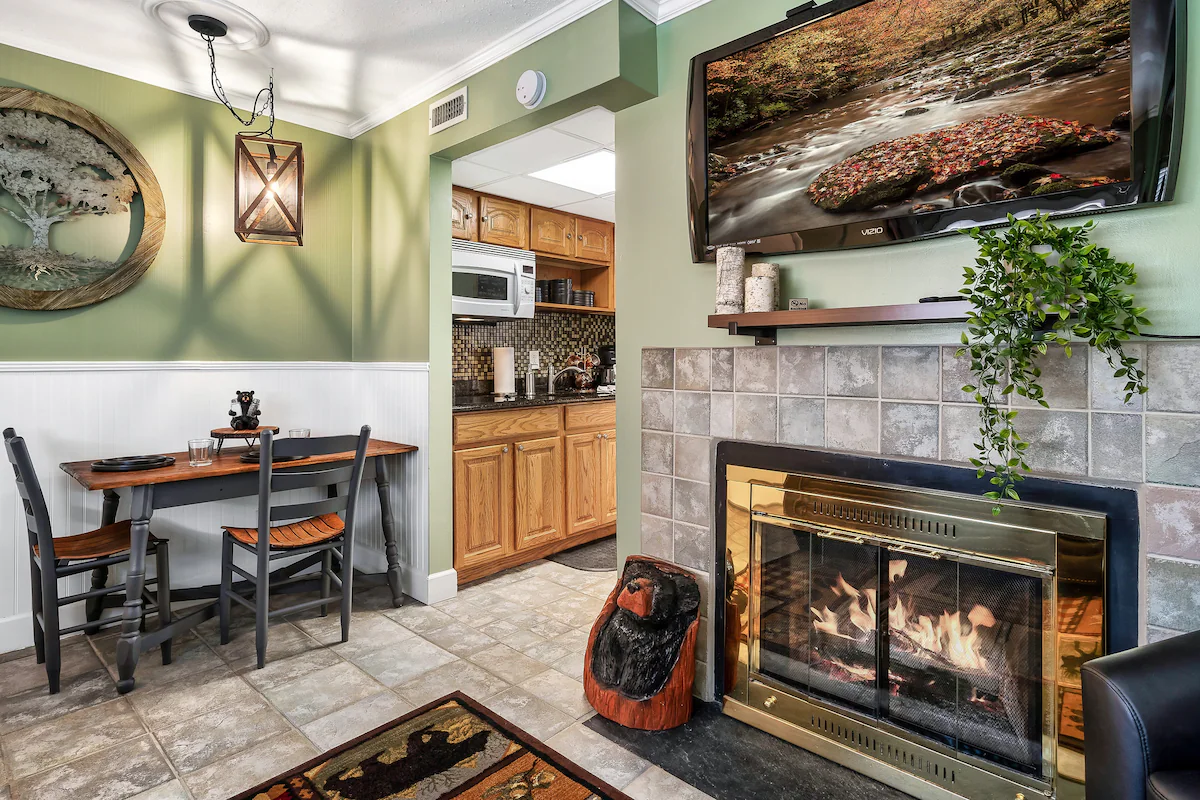 Lovely condo w/ indoor pool *only steps to parkway — photo 2