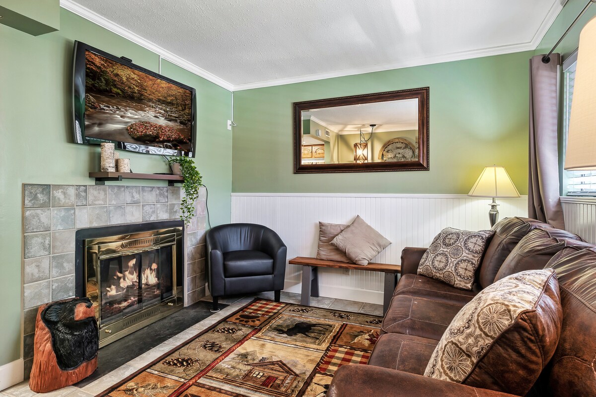 Lovely condo w/ indoor pool *only steps to parkway — photo 3
