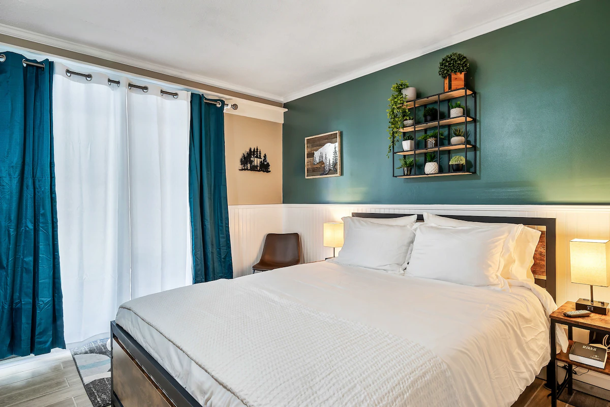 Lovely condo w/ indoor pool *only steps to parkway — photo 4