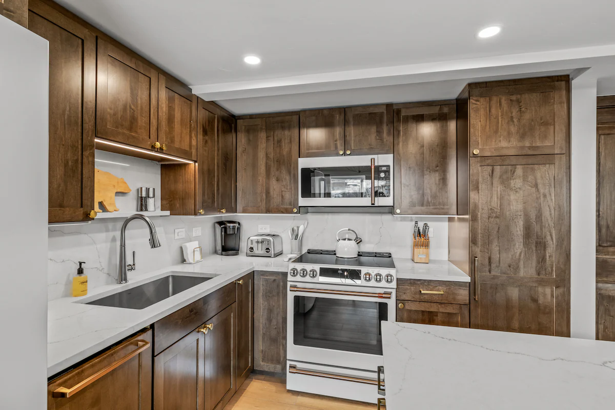 Bear Claw 402 Ski-In/Out Condo + Ski Shuttle! — photo 2