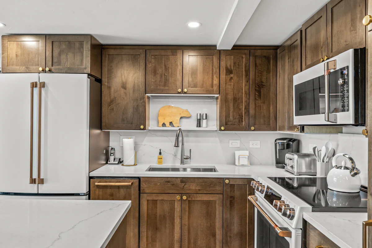 Bear Claw 402 Ski-In/Out Condo + Ski Shuttle! — photo 3