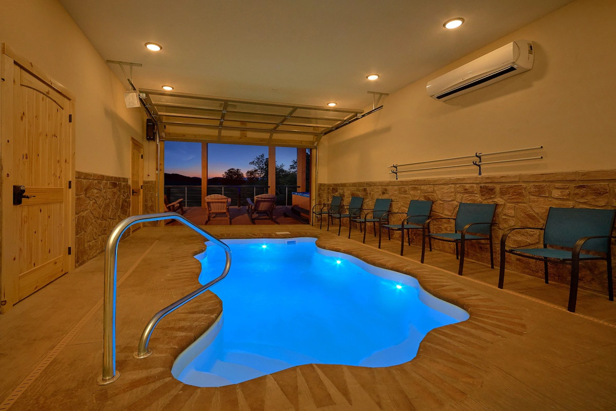 "Mountain View Pool Lodge" 8 Bedroom Cabin — photo 2