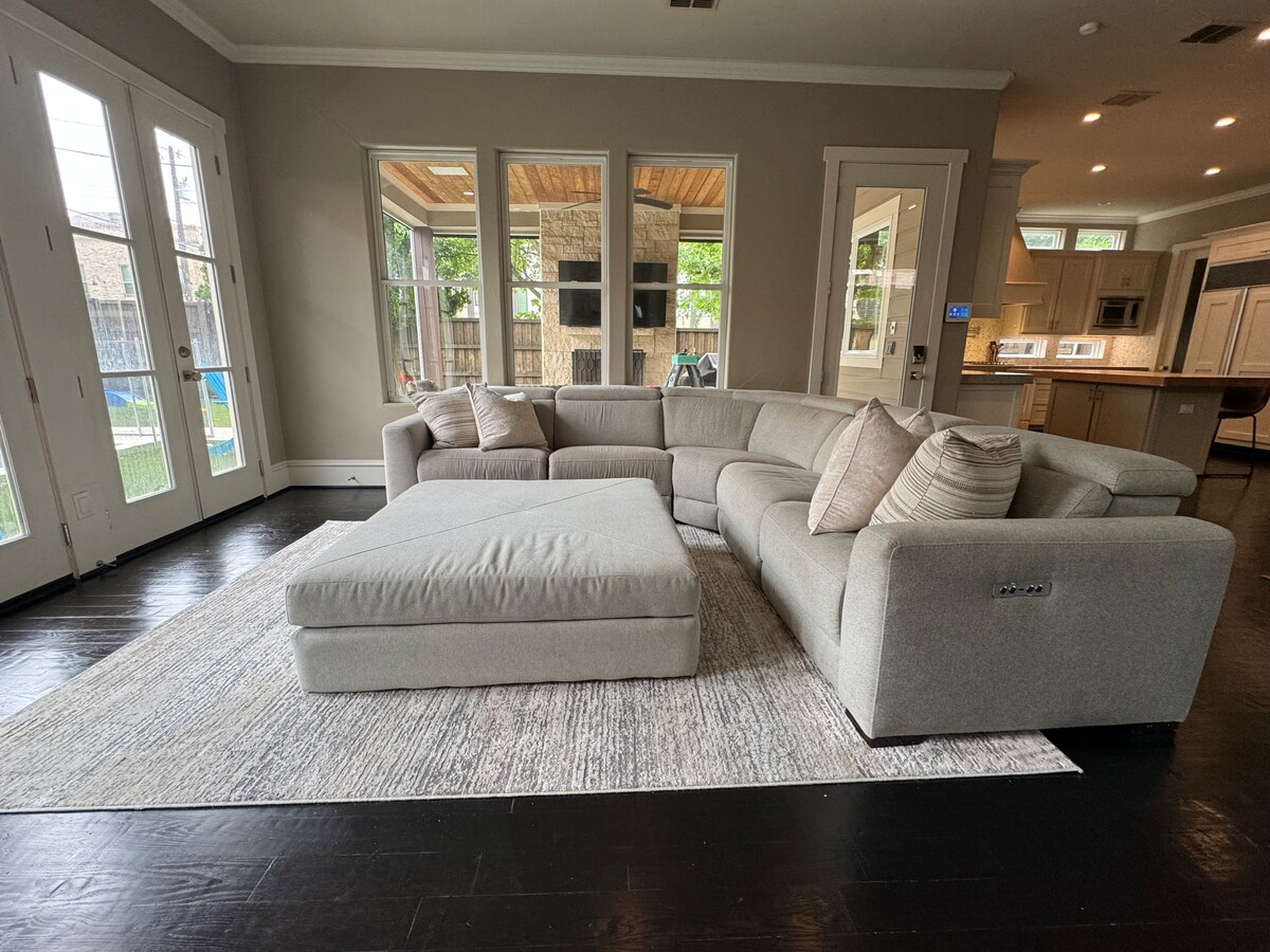 Spacious Modern Retreat with Pool & Spa — photo 2