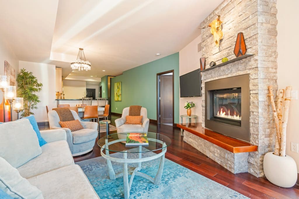 2BR mtn-view condo with fireplace, balcony, grill — photo 2