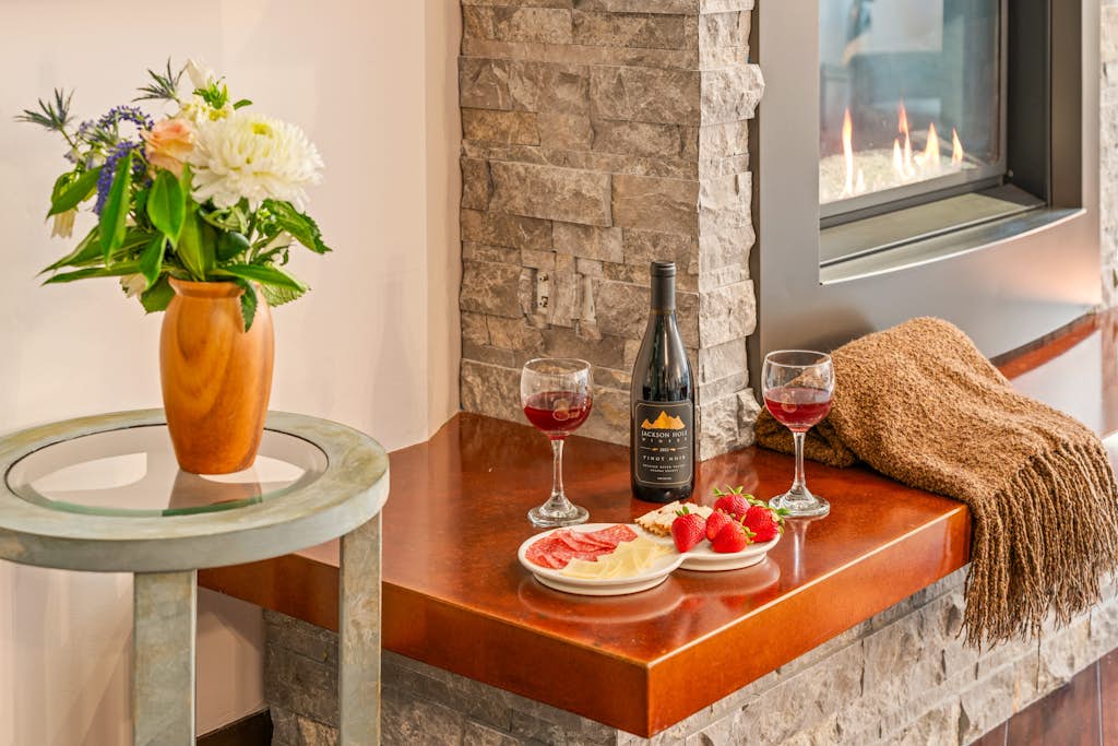 2BR mtn-view condo with fireplace, balcony, grill — photo 3