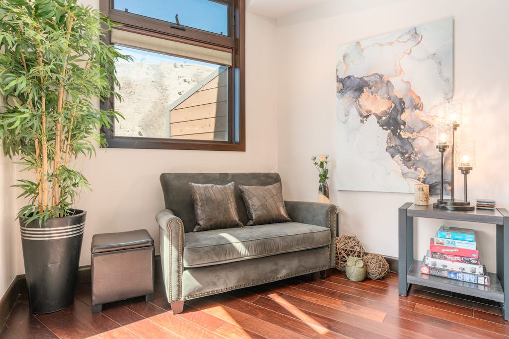 2BR mtn-view condo with fireplace, balcony, grill — photo 4