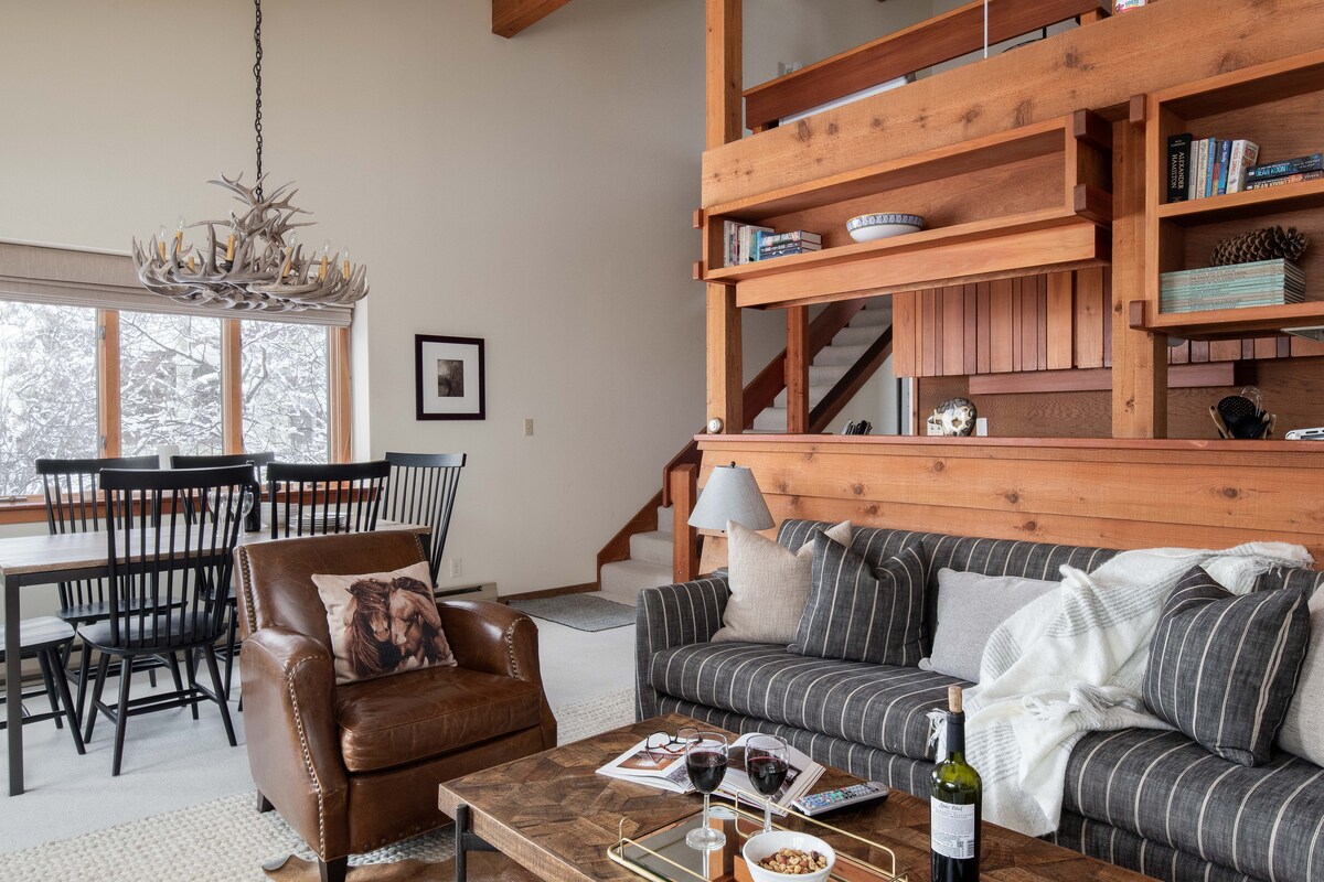 Outpost: Huckleberry 3124 -Wood burning fireplace! — photo 3