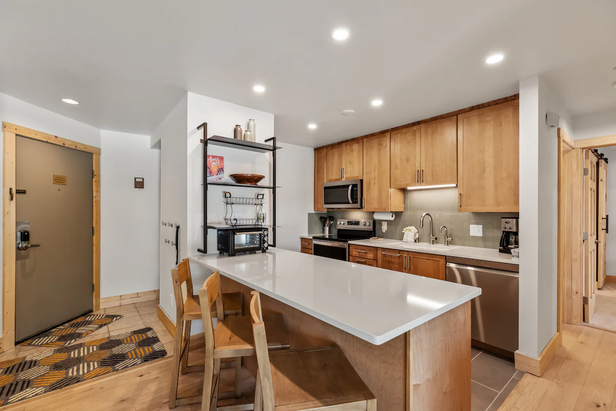 Renovated 2BR Condo Just Blocks from the Slopes! — photo 4