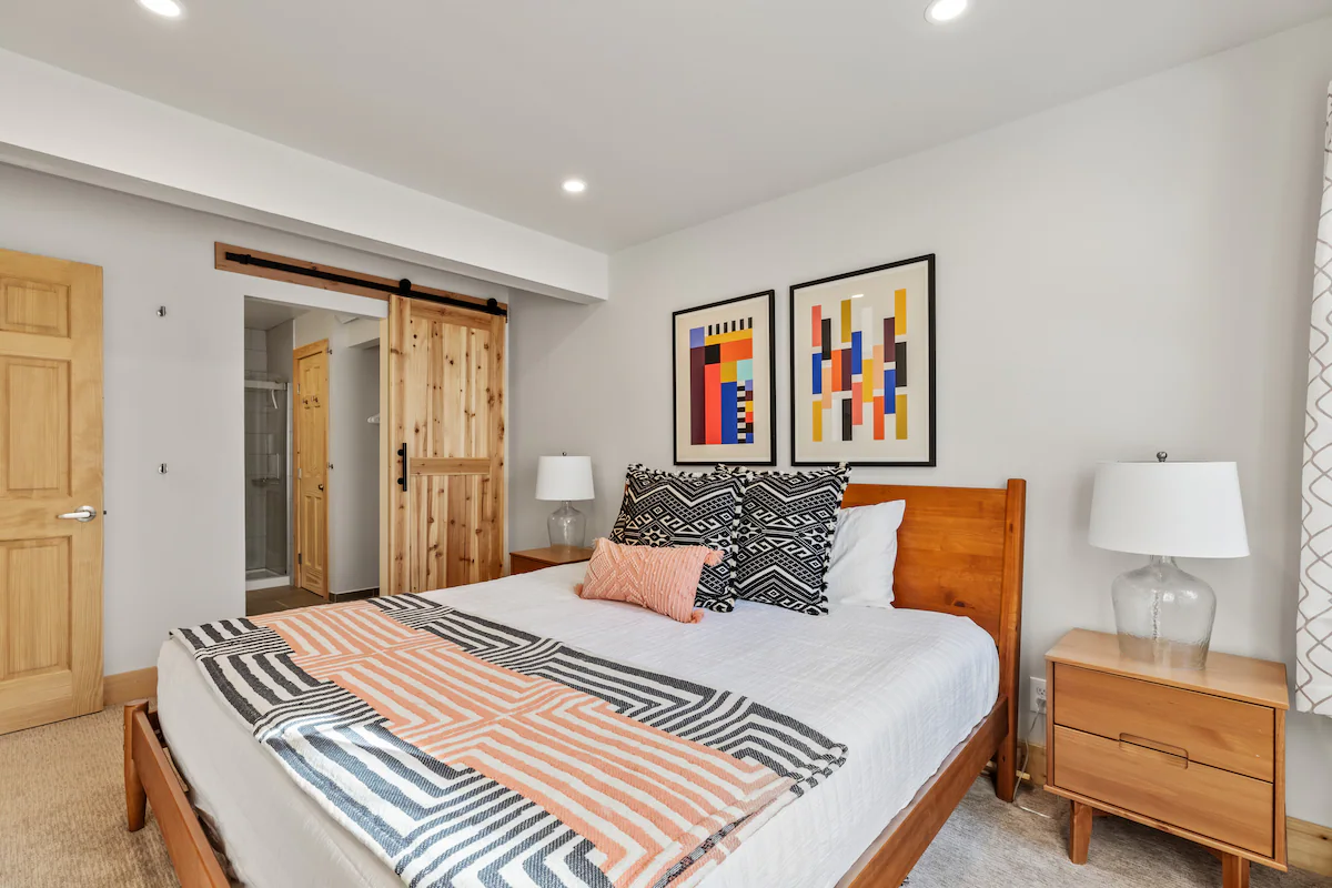 Renovated 2BR Condo Just Blocks from the Slopes! — photo 5