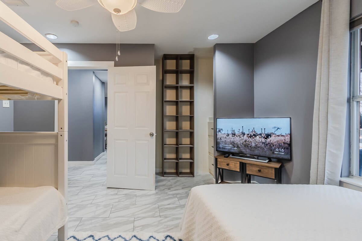 4BR/2Ba-MedDistrct/Uptown-2KingBeds- SmartTV — photo 2