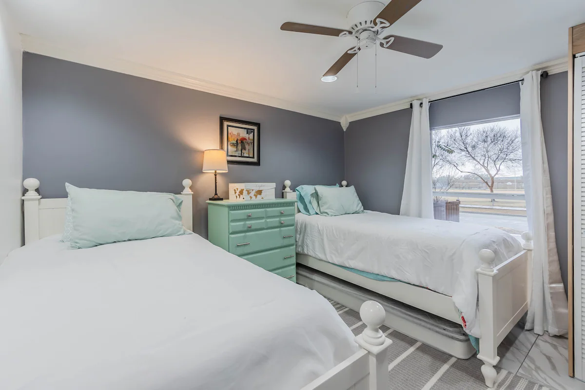 4BR/2Ba-MedDistrct/Uptown-2KingBeds- SmartTV — photo 3