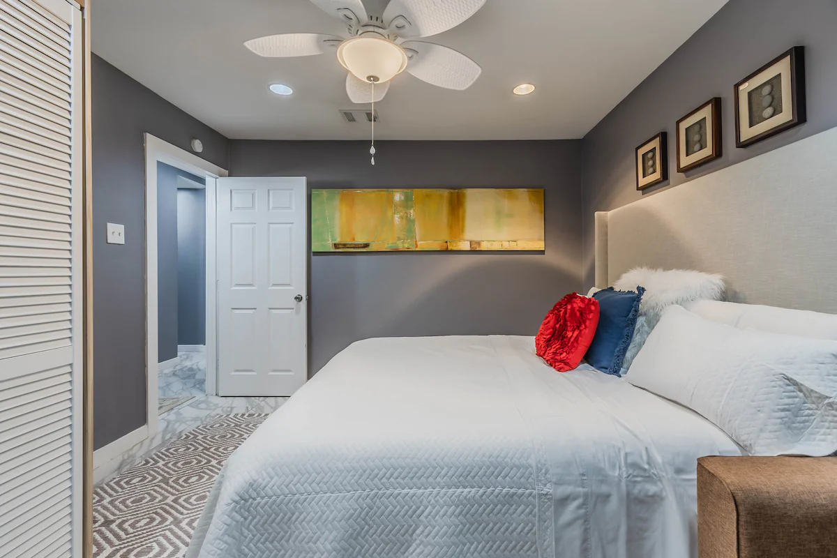 4BR/2Ba-MedDistrct/Uptown-2KingBeds- SmartTV — photo 4