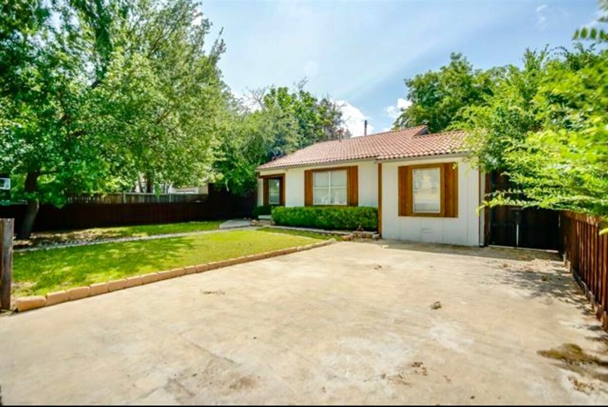 4BR/2Ba-MedDistrct/Uptown-2KingBeds- SmartTV — photo 5