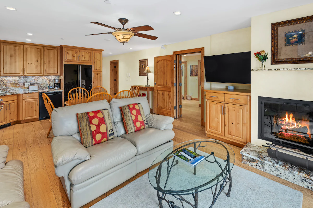 Crestwood 1105 Deluxe 3 Bedroom — photo 2