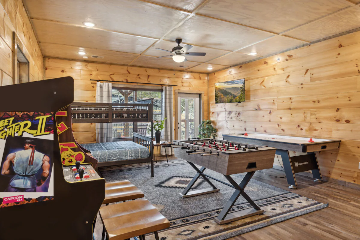 A Lodge at The Glades | 12-Bedroom Cabin Getaway! — photo 2