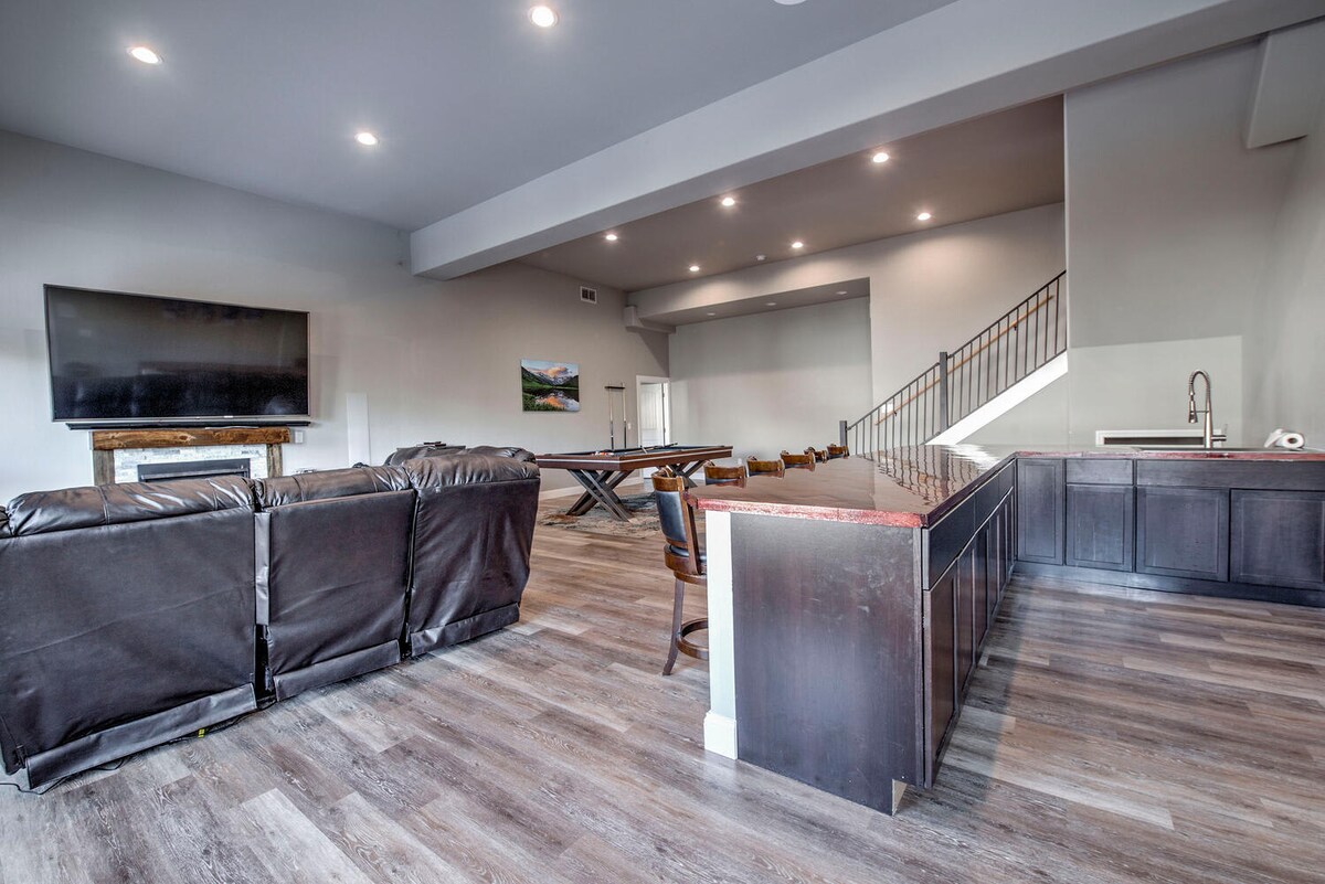 Hillside Lodge - 7BR, Great Location with Views! — photo 3