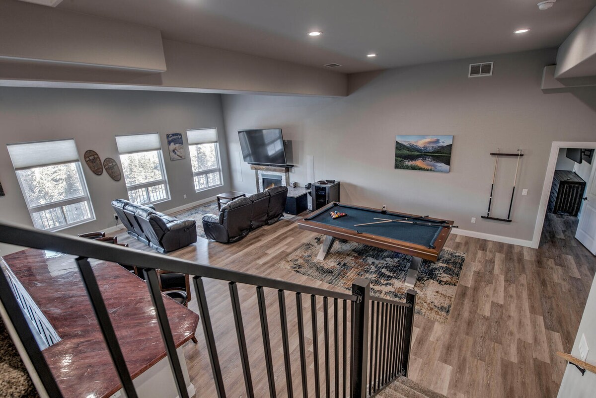 Hillside Lodge - 7BR, Great Location with Views! — photo 4