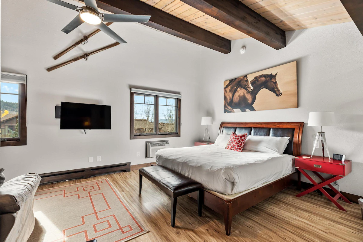 Stylish 4-Bedroom Condo Steps from Steamboat — photo 4