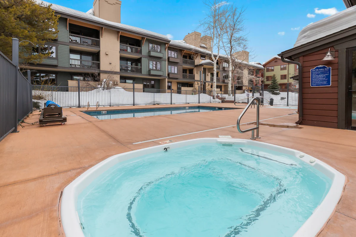 Stylish 4-Bedroom Condo Steps from Steamboat — photo 5